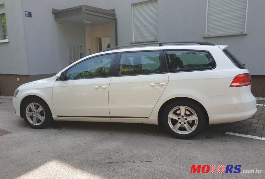 2011' Volkswagen Passat Variant photo #1