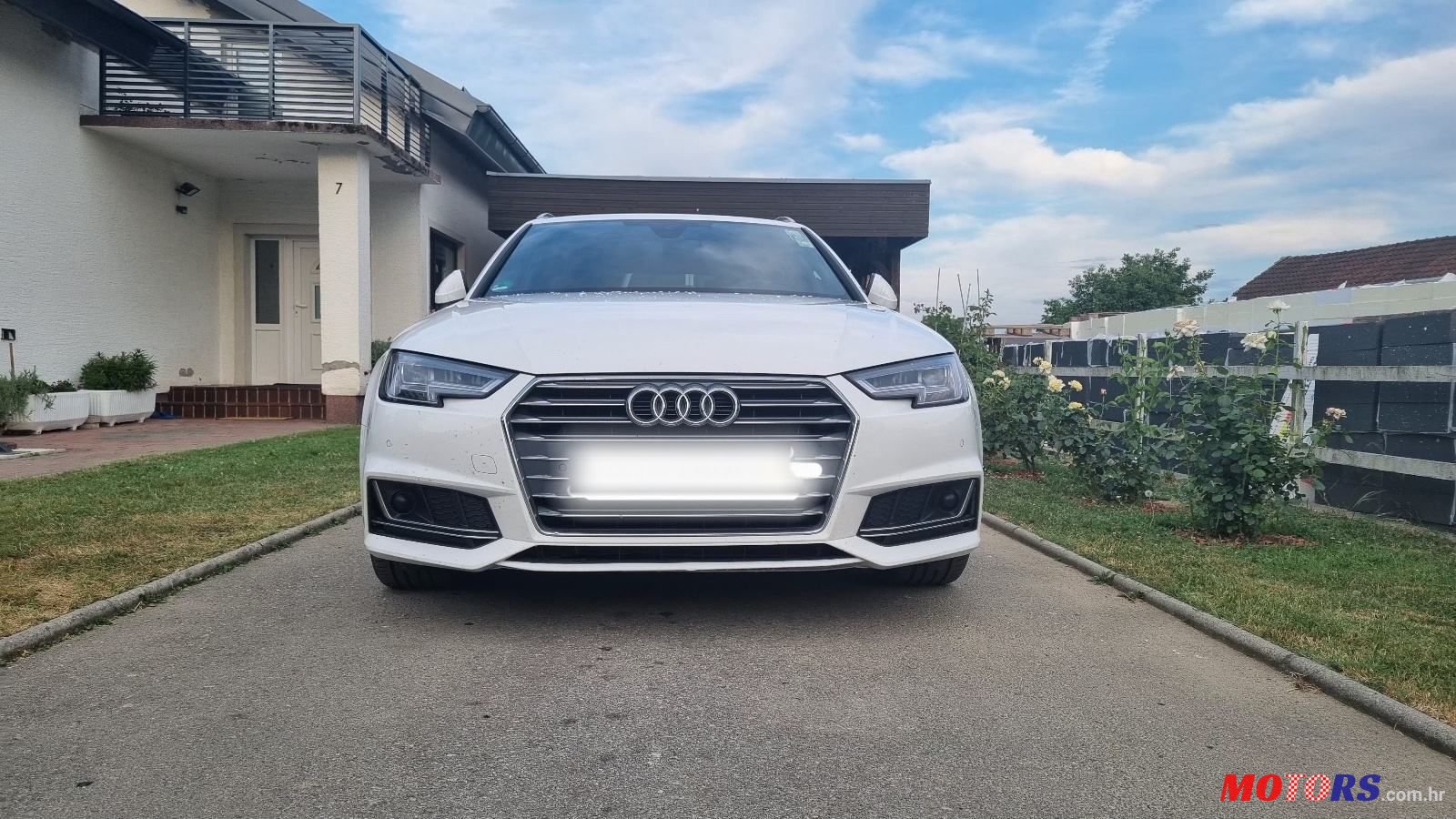2018' Audi A4 Avant photo #2