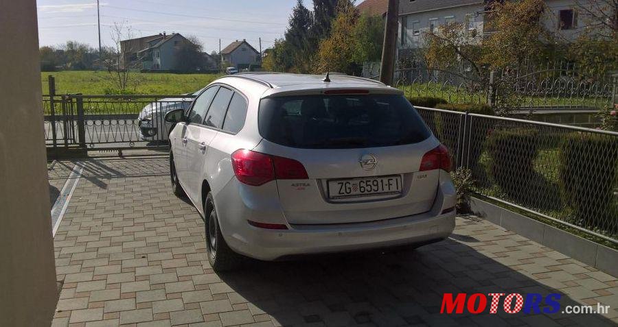 2011' Opel Astra Karavan photo #2