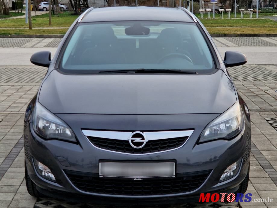 2011' Opel Astra Karavan photo #3