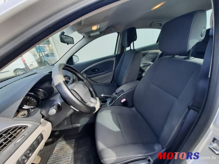 2010' Renault Fluence photo #4