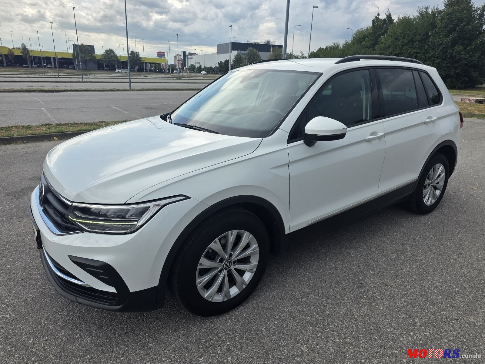 2022' Volkswagen Tiguan 2,0 photo #1