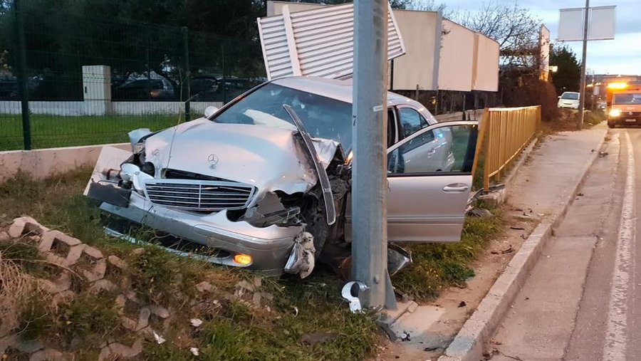 Sudar u Splitu: Auto odbačen na stup, dvoje ljudi je u bolnici