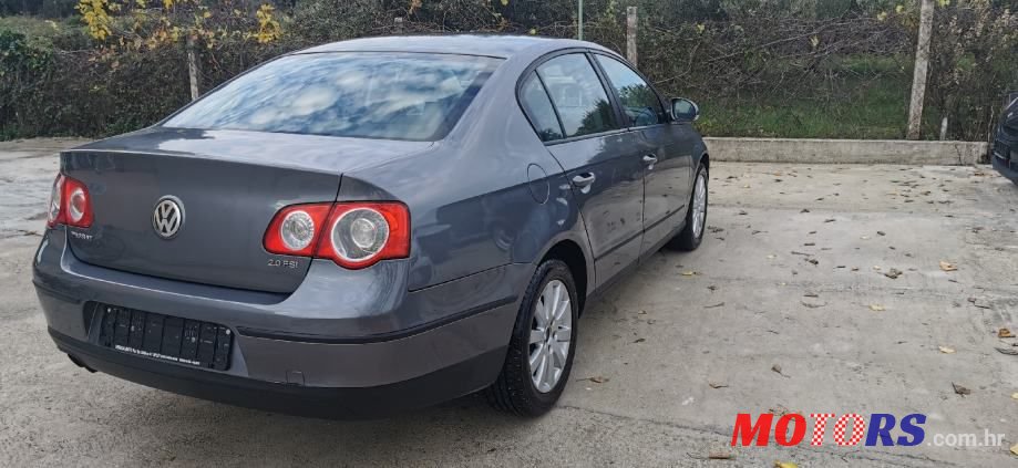 2005' Volkswagen Passat photo #4