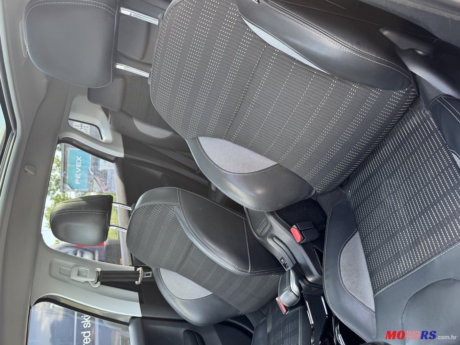 2016' Peugeot 2008 photo #5