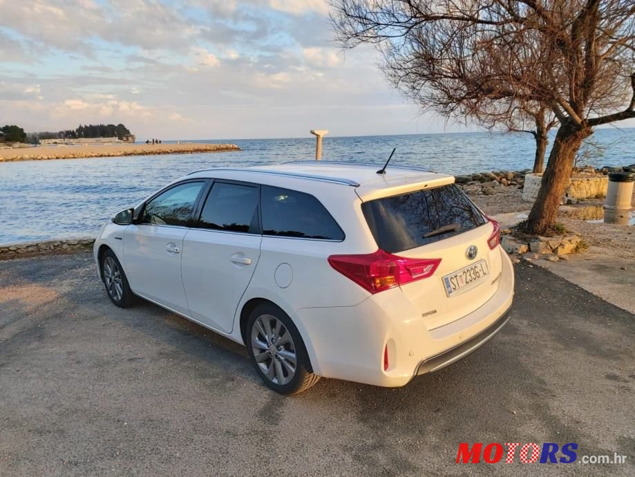 2014' Toyota Auris Karavan photo #2