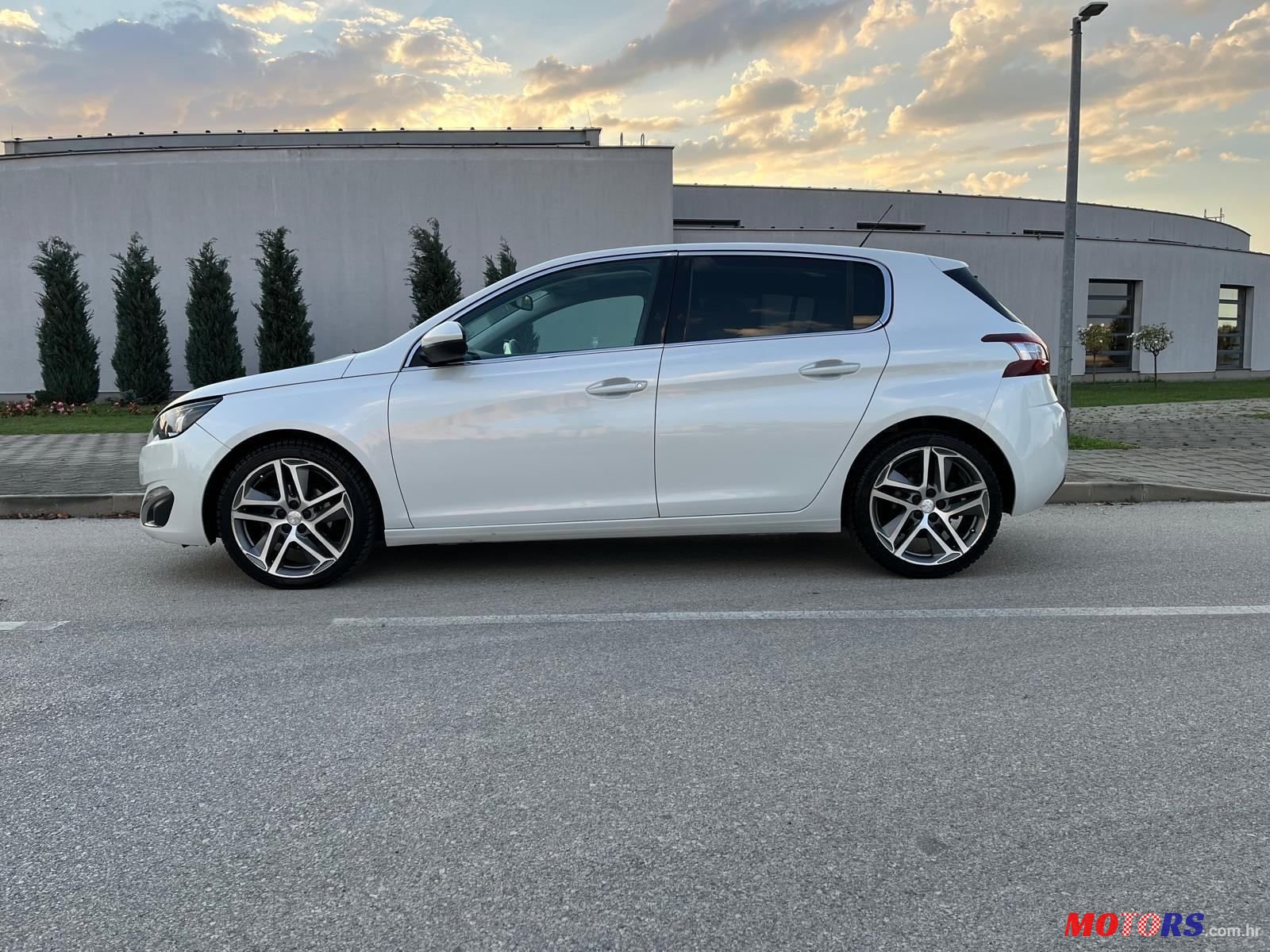 2015' Peugeot 308 1,2 photo #2