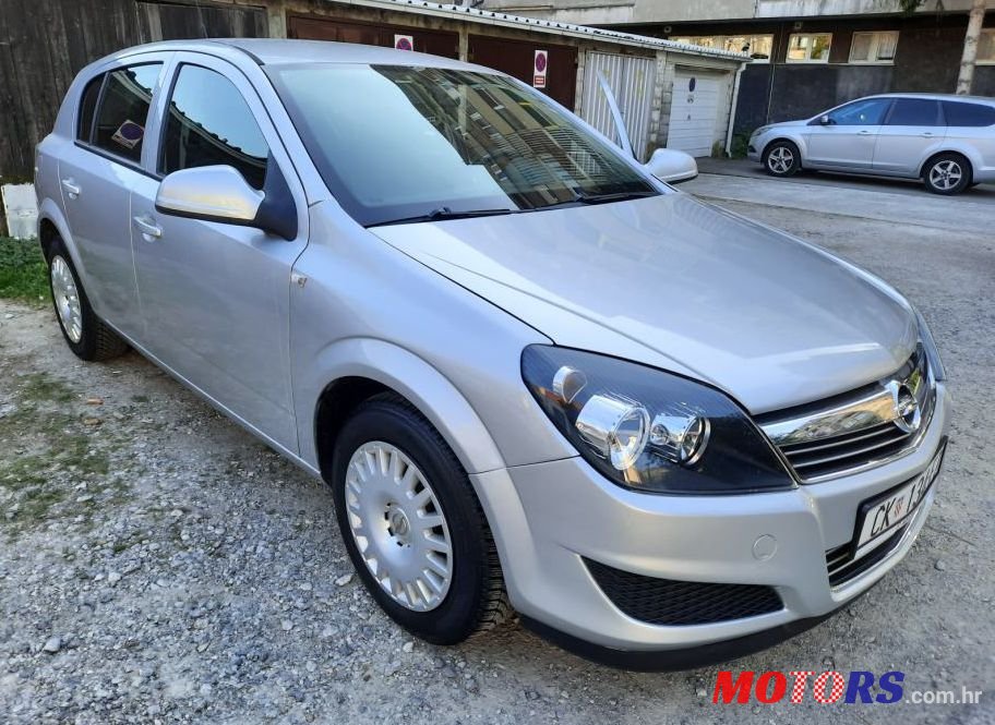 2013' Opel Astra 1,6 Classic photo #1