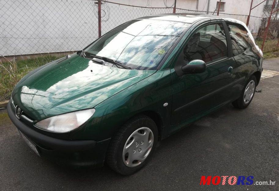 2002' Peugeot 206 206 1,1 photo #2