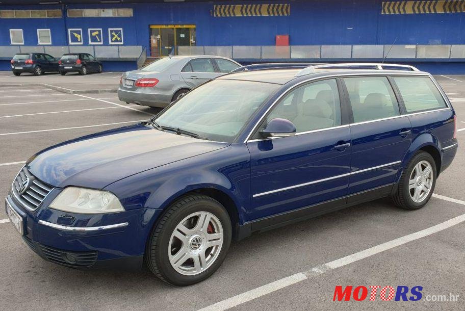 2004' Volkswagen Passat Variant photo #1