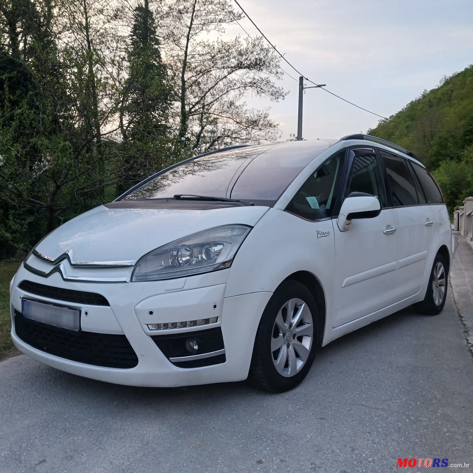 2011' Citroen C4 Grand Picasso photo #3