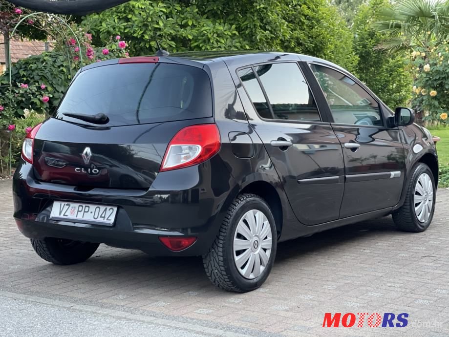 2010' Renault Clio photo #4