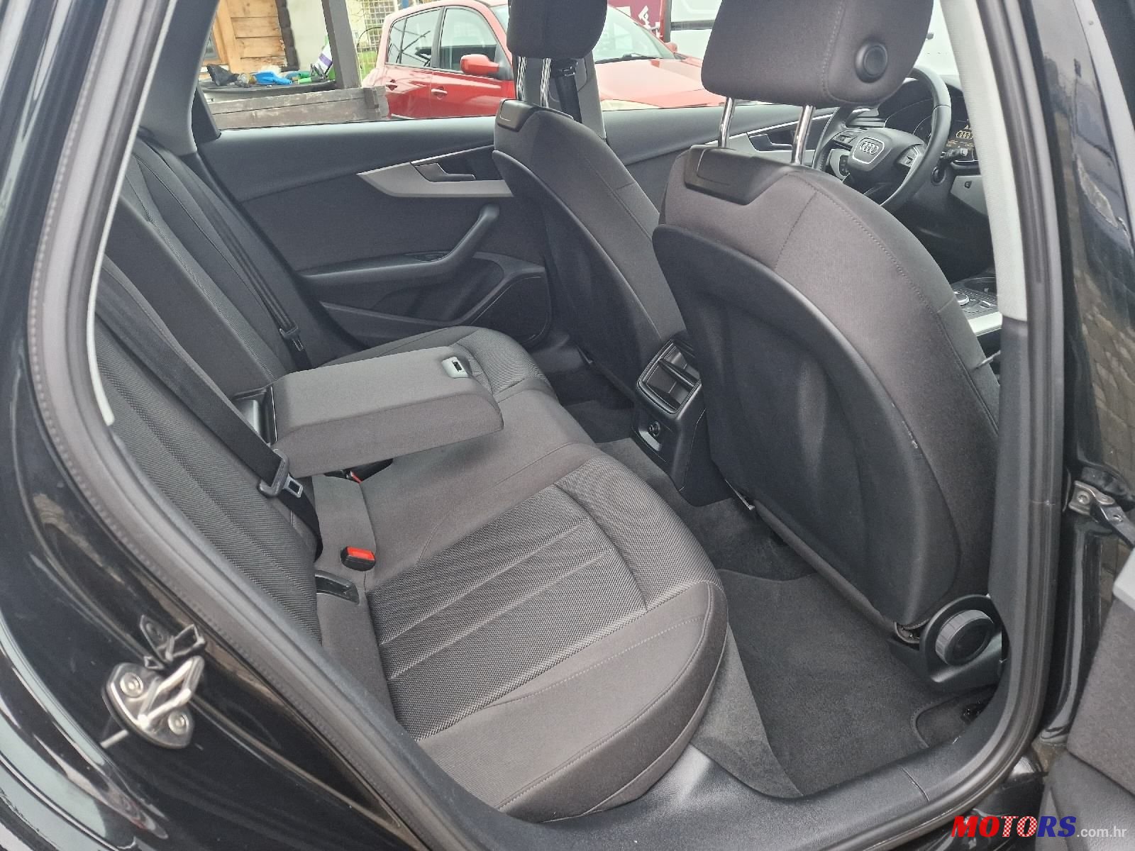 2019' Audi A4 Avant photo #2