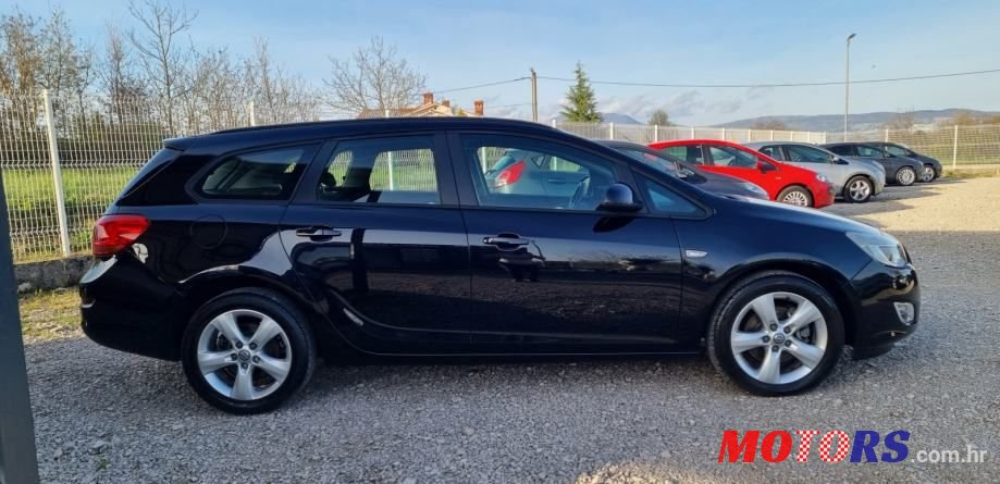 2011' Opel Astra Karavan photo #6