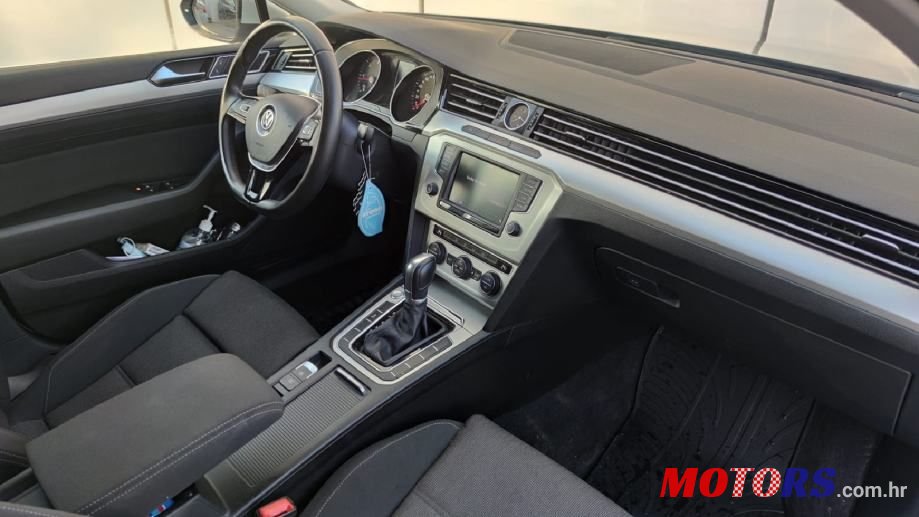 2017' Volkswagen Passat photo #4