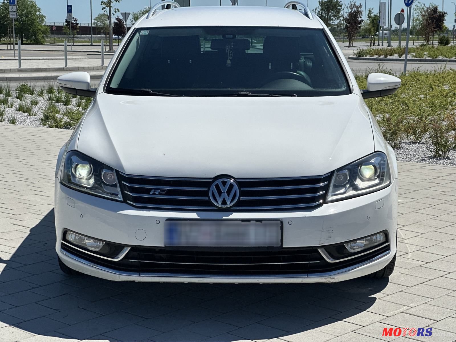 2011' Volkswagen Passat Variant photo #2
