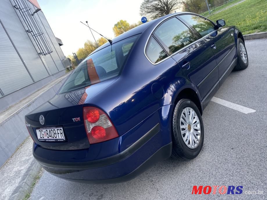 2001' Volkswagen Passat photo #2