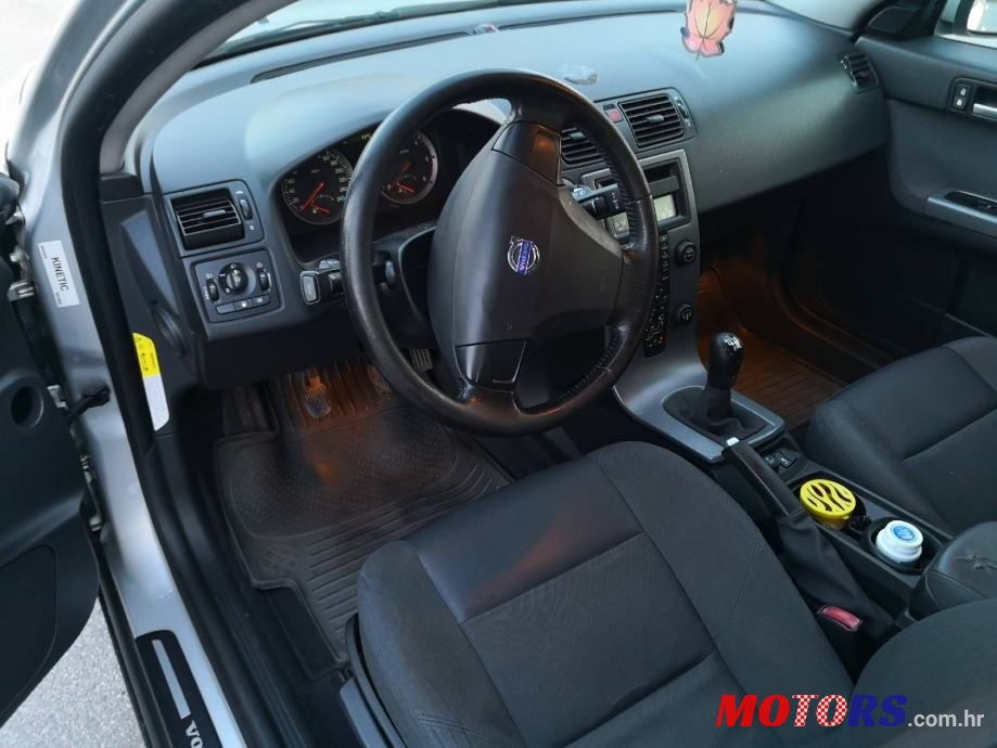 2004' Volvo V50 2,0 D photo #6
