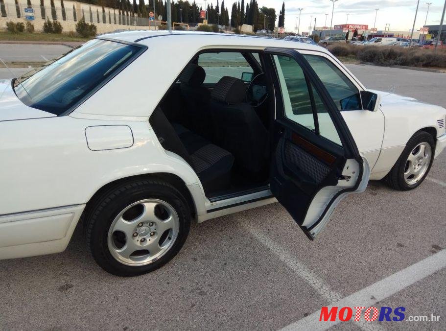 1994' Mercedes-Benz 124 E300D photo #2