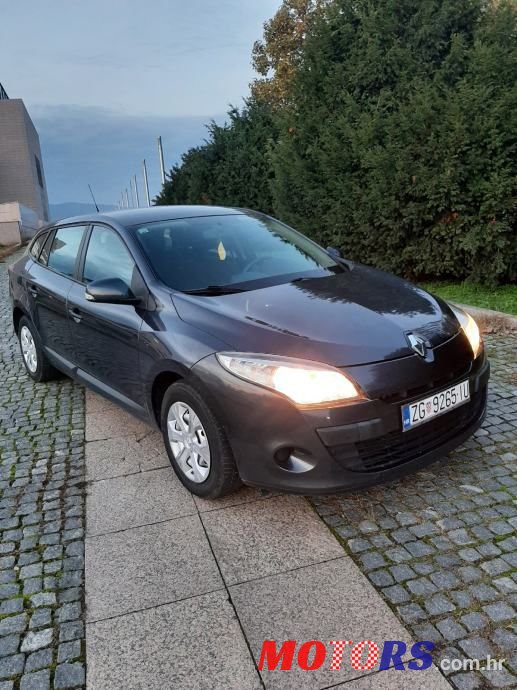2010' Renault Megane Grandtour photo #2