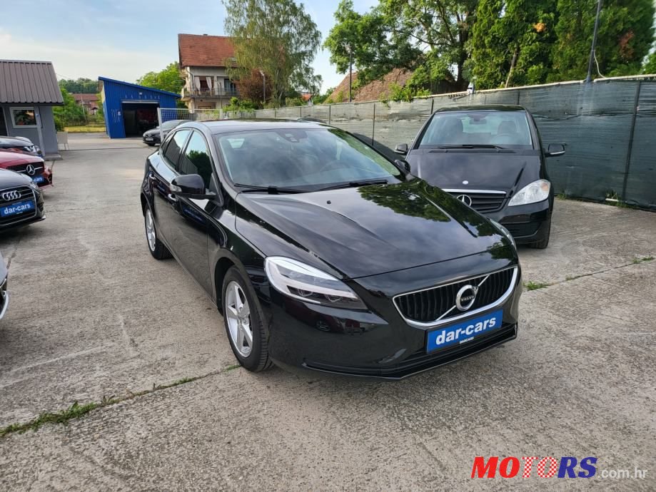 2018' Volvo V40 T2 photo #6