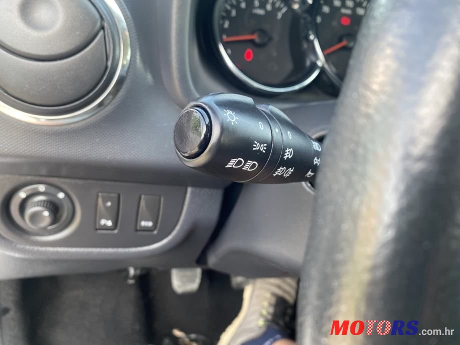 2015' Dacia Sandero photo #2