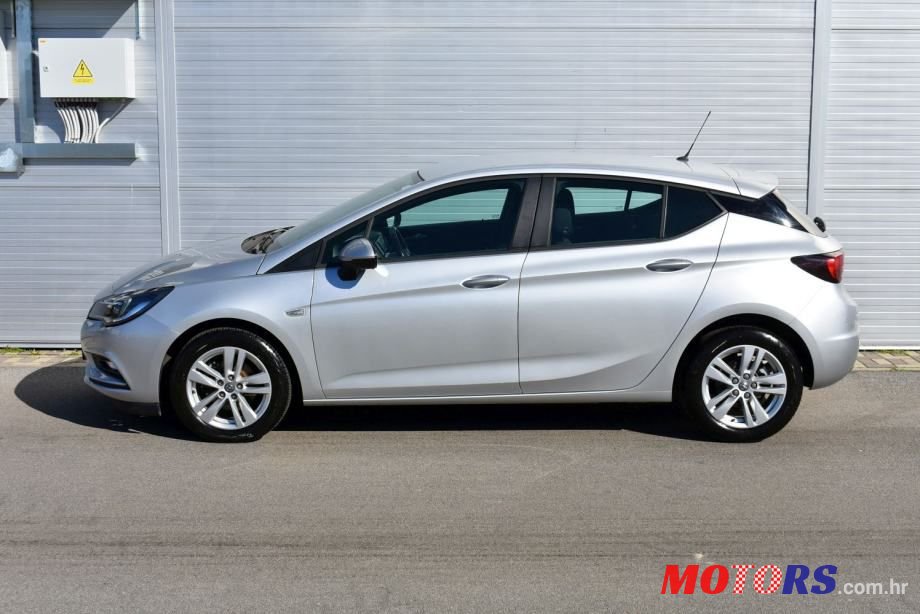 2019' Opel Astra photo #3