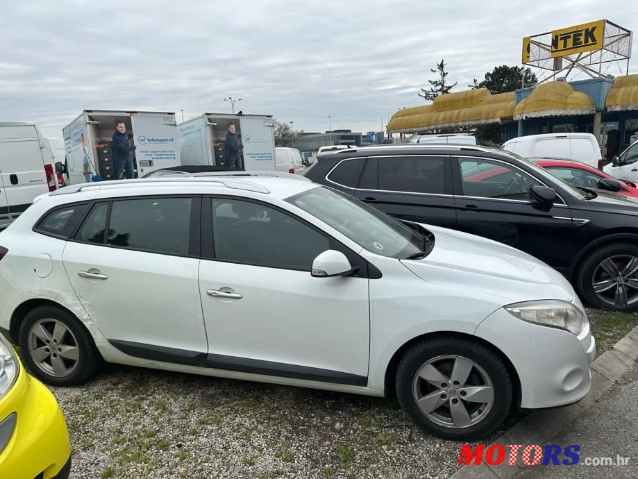 2010' Renault Megane Break photo #2