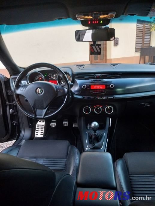 2013' Alfa Romeo Giulietta 2,0 photo #2