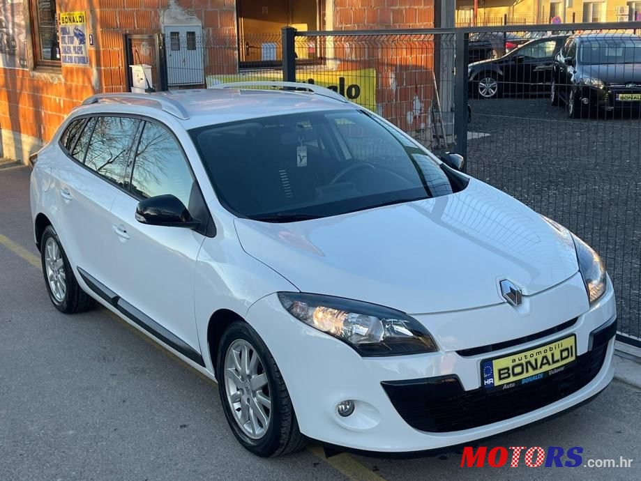 2011' Renault Megane Grandtour photo #2