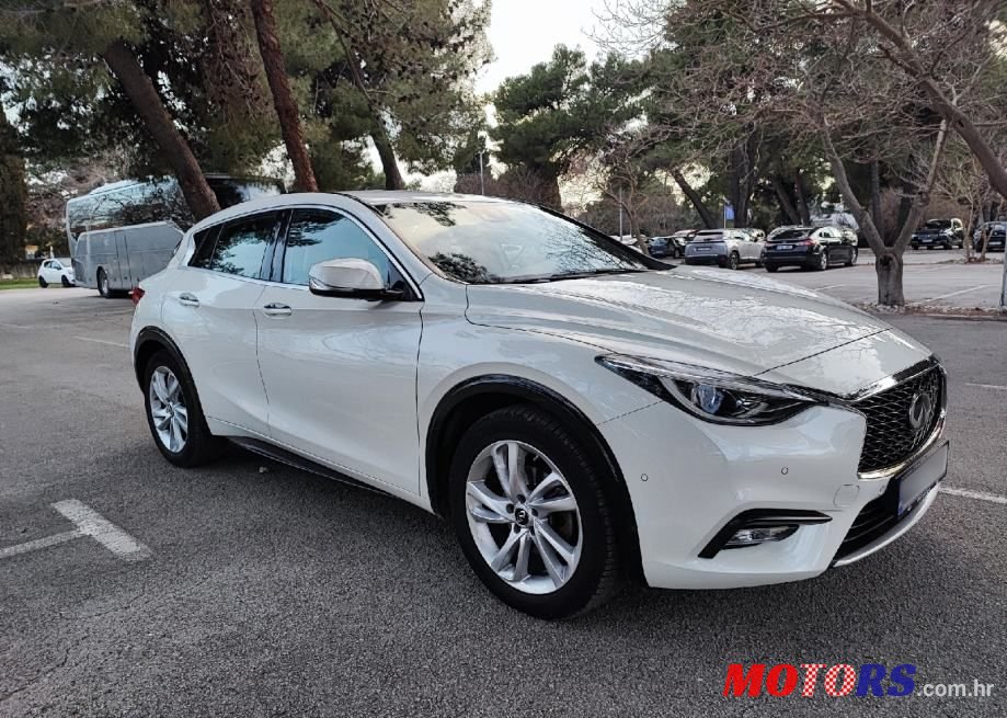 2017' Infiniti Q30 photo #5