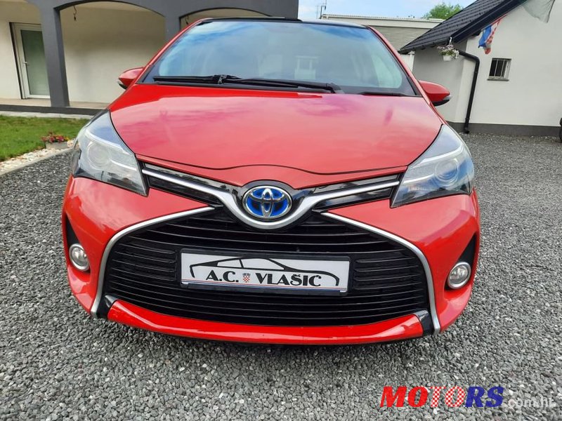 2015' Toyota Yaris Hybrid photo #2