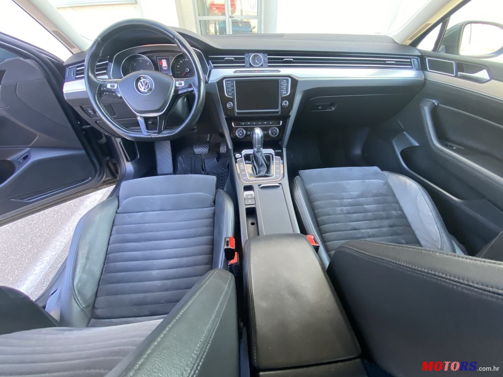 2017' Volkswagen Passat Variant photo #3