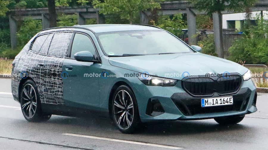 BMW i5 Touring Wagon Spied, Drops Camouflage And Exposes Front-End Design