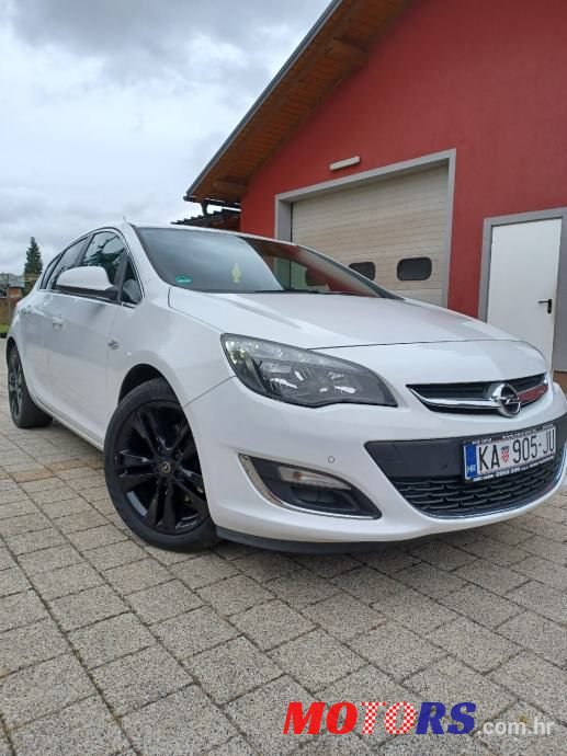 2012' Opel Astra photo #1