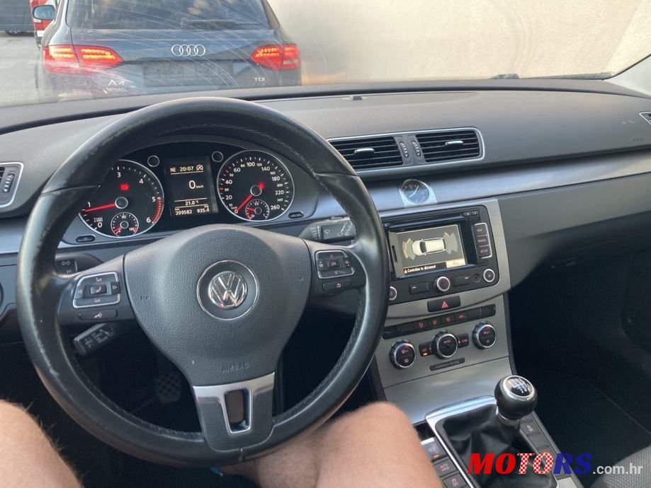 2012' Volkswagen Passat photo #5