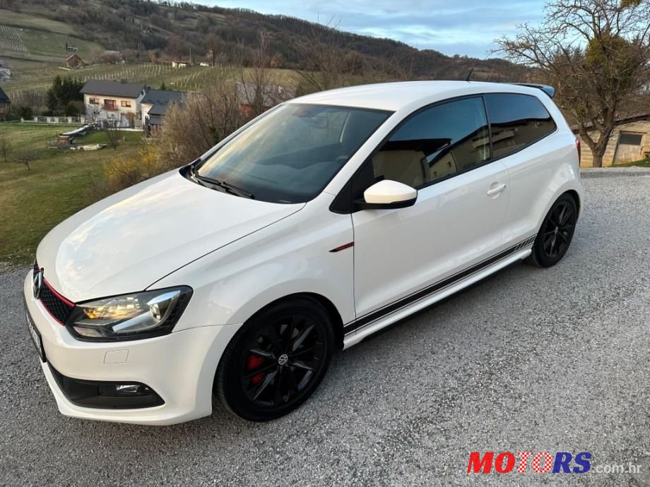 2011' Volkswagen Polo photo #1