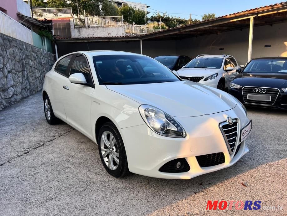 2012' Alfa Romeo Giulietta photo #2
