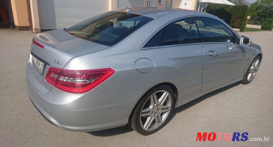 2011' Mercedes-Benz E-Klasa Coupe 220D photo #2