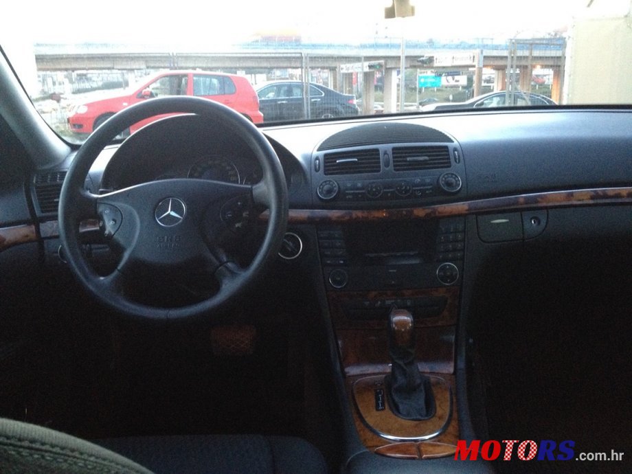 2002' Mercedes-Benz E-Class 270 photo #3