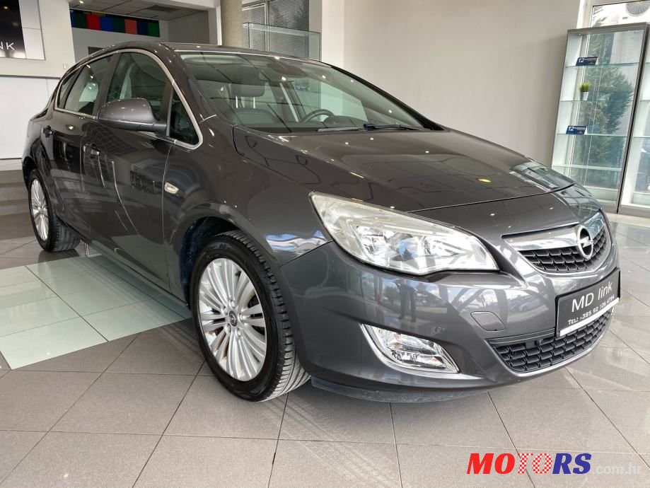 2011' Opel Astra Sport photo #4