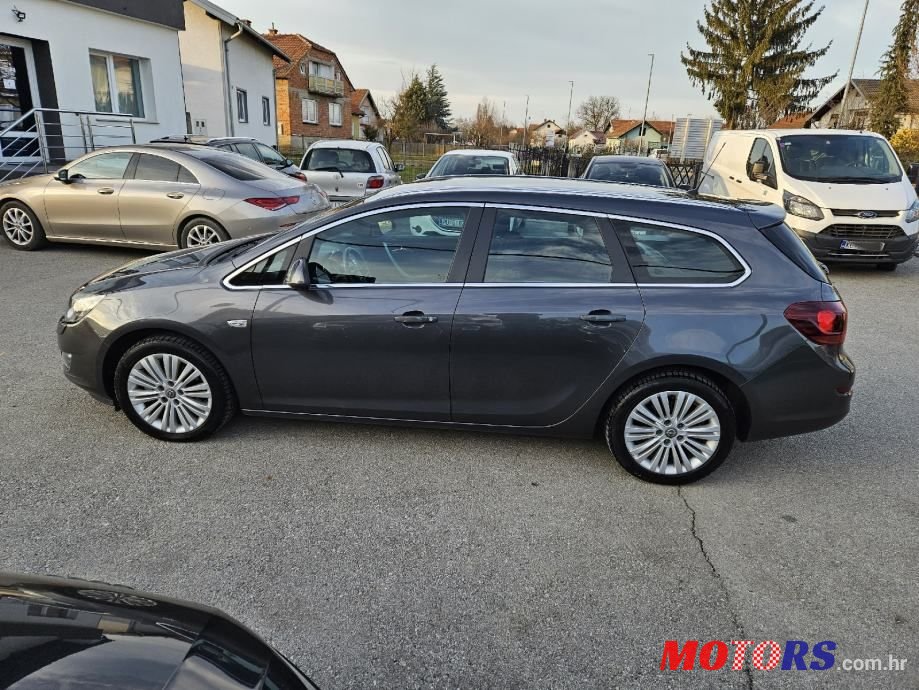 2011' Opel Astra Karavan photo #6