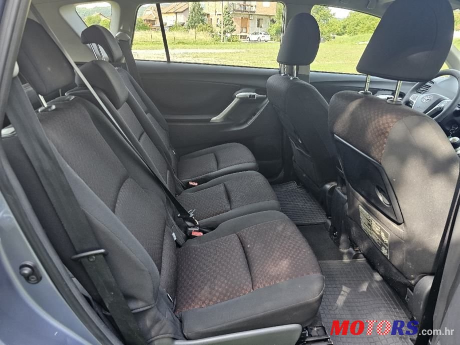 2011' Toyota Corolla Verso photo #6