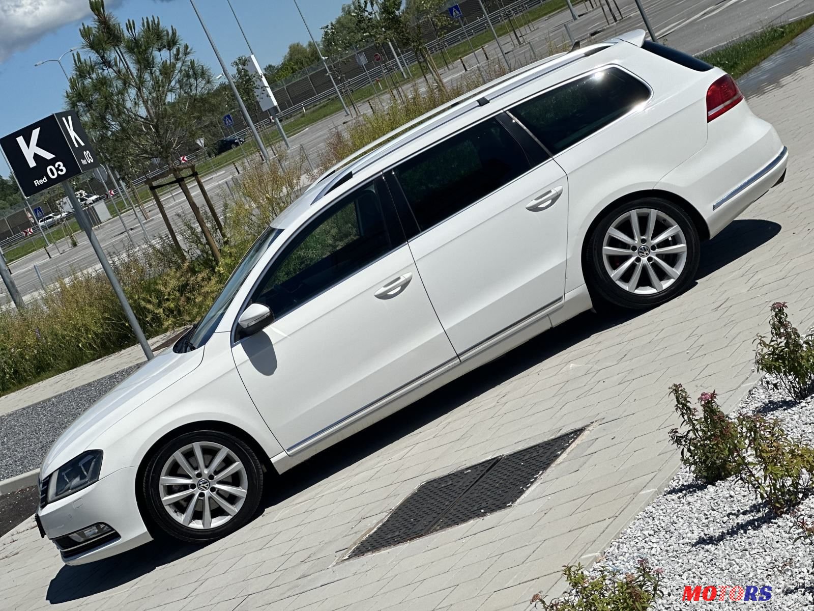 2011' Volkswagen Passat Variant photo #3