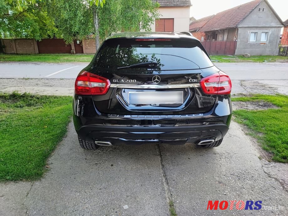 2014' Mercedes-Benz GLA 200D photo #5