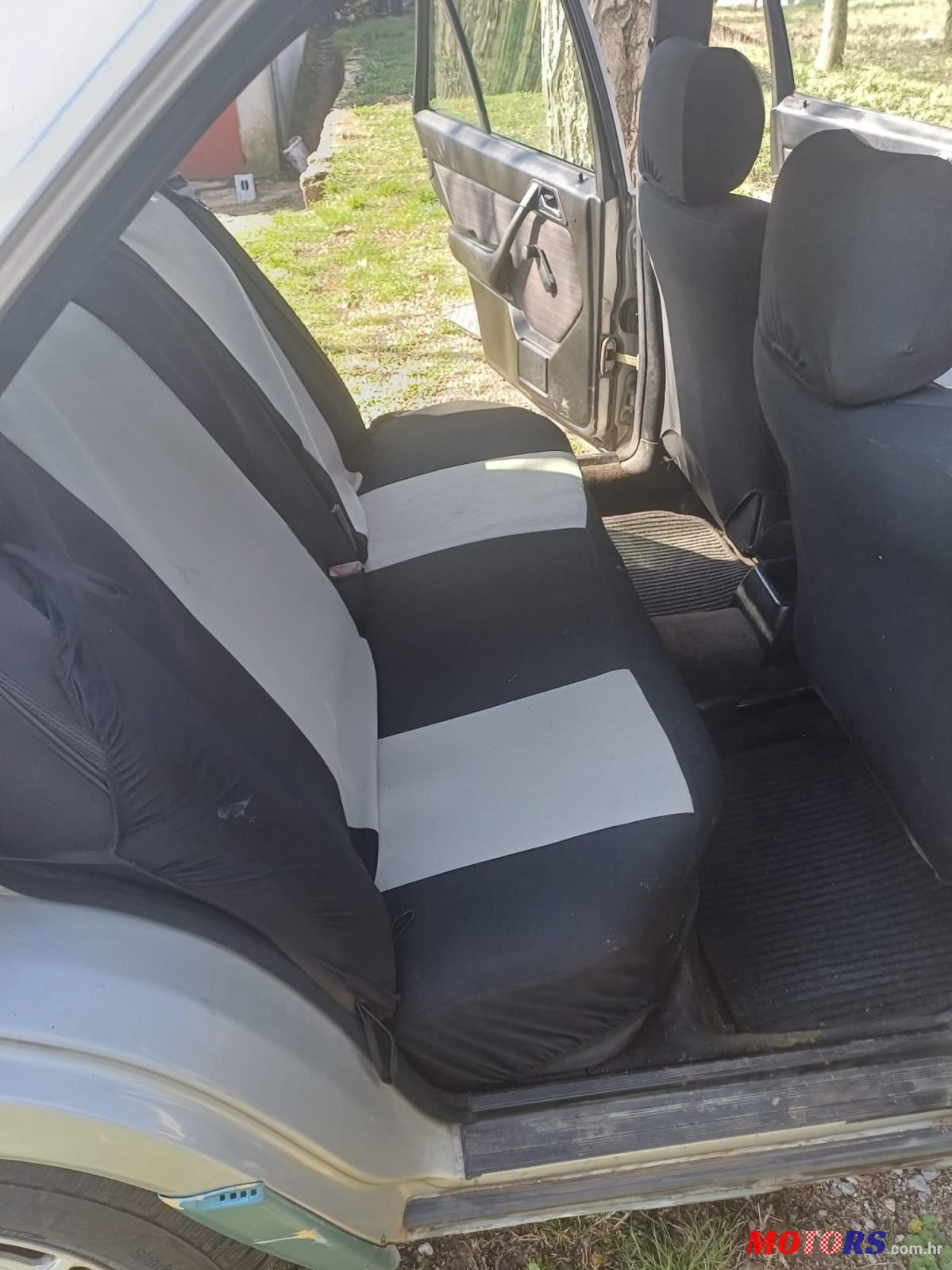 1989' Mercedes-Benz 124 250 T D photo #3