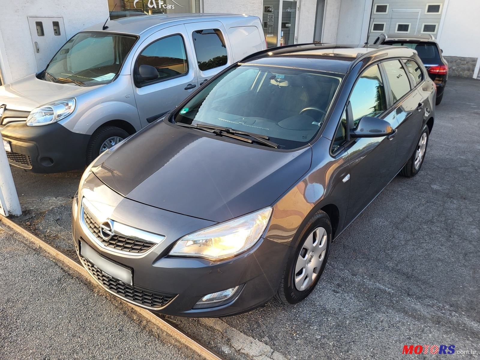 2011' Opel Astra Karavan photo #3