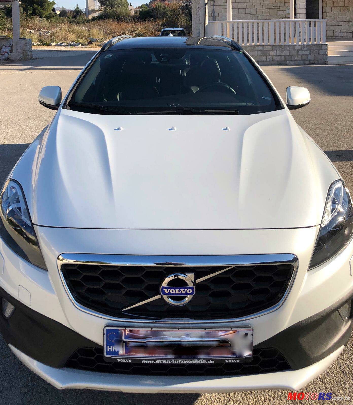 2014' Volvo V40 Cross Country photo #3