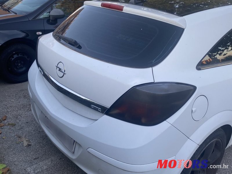 2006' Opel Astra Coupe 1.9 Gtc photo #2