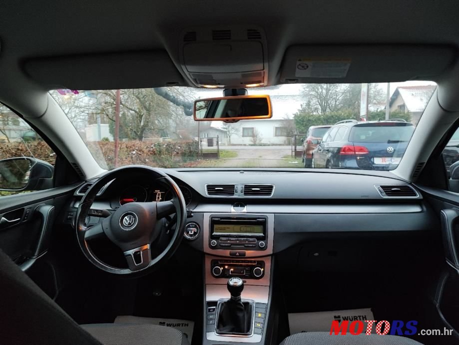 2011' Volkswagen Passat photo #6